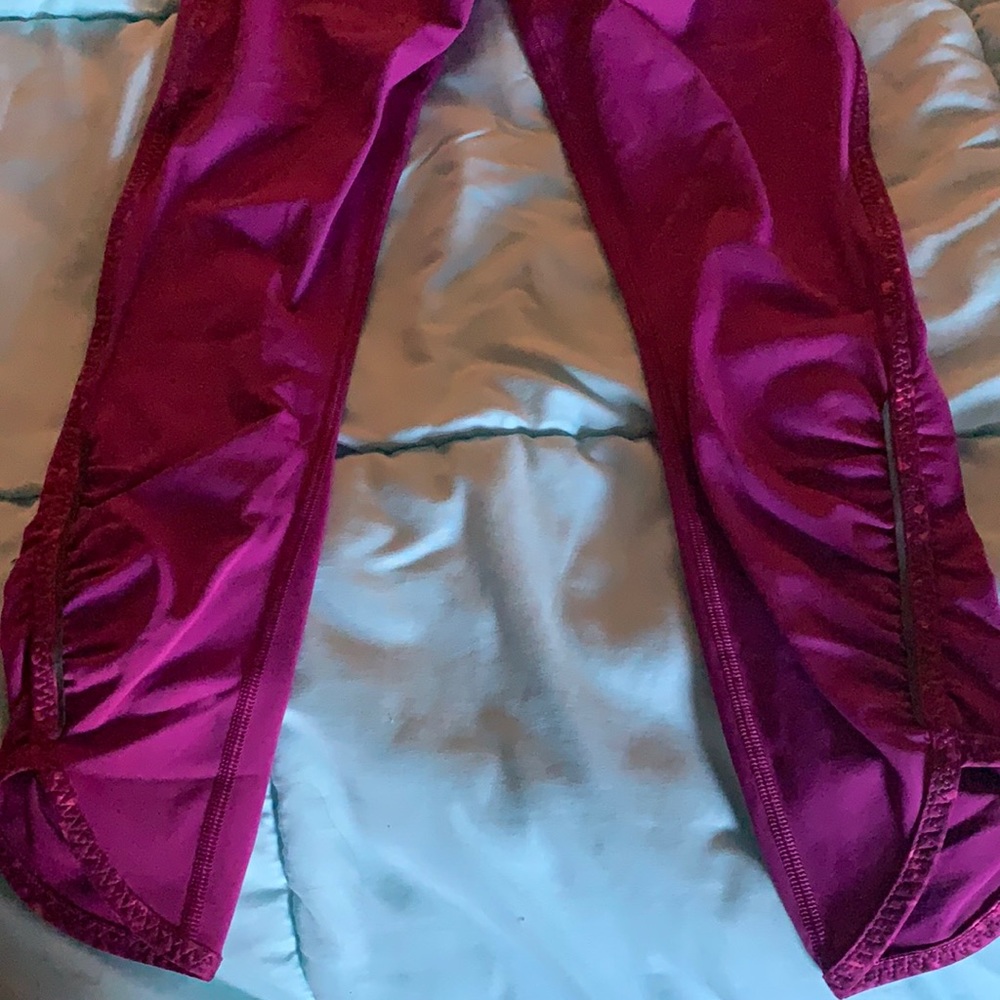 LIKE NEW LULULEMON LEGGINGS WITH BEAUTIFUL DETAIL AND FLATTERING FIT
